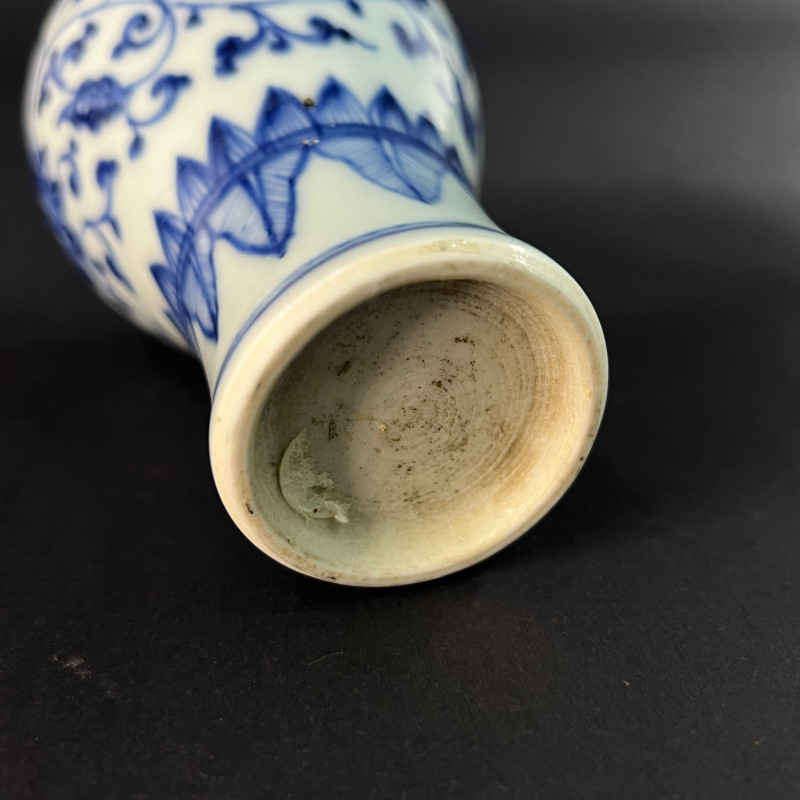 清雍正 青花缠枝莲纹梅瓶（带座） - 图6