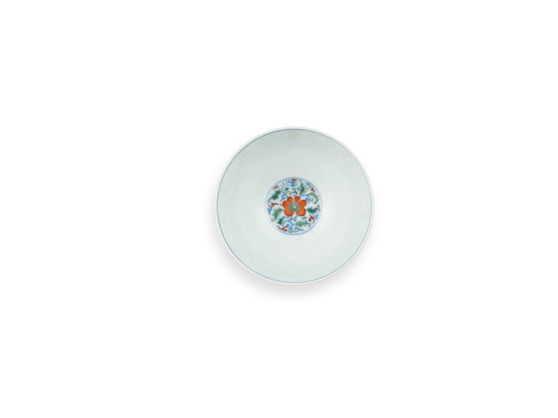 A fine doucai and famille-rose 'floral' bowl, Mark and period of Yongzheng | 清雍正　鬪彩加粉彩花卉紋盌　《大清雍正年製》款 - 图2