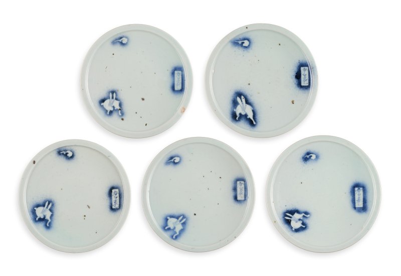 A set of five porcelain dishes, Shoki Imari ware, Hizen, Edo period, circa 1630-40 | 染付吹墨兎図皿　五枚　初期伊万里　肥前　江戸時代前期　1630-1640年代 - 图1