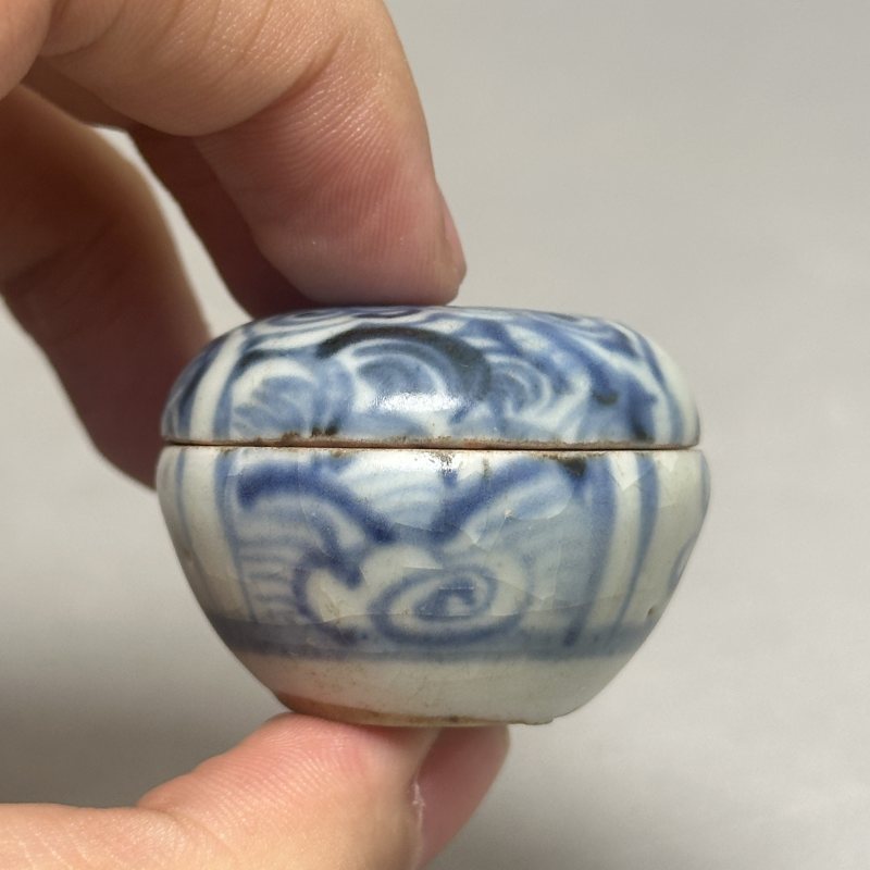 明中期 青花卷草纹印泥盒 - 图2