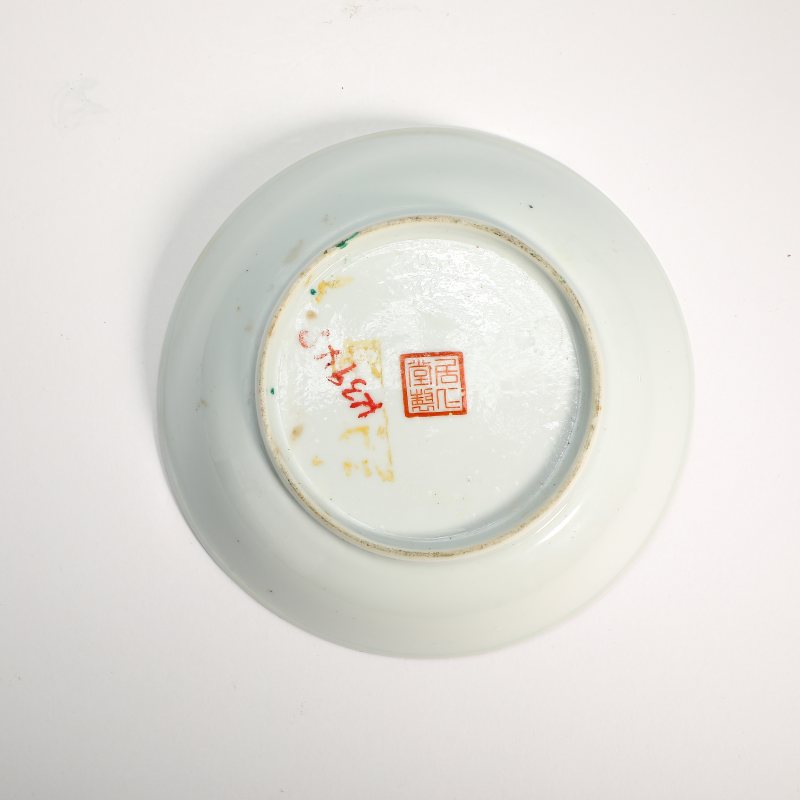 民国 粉彩花卉开光胭脂红山水人物盘一对 - 图5