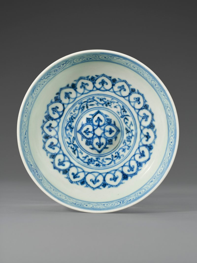 明宣德 青花饅頭心盌 雙圈六字楷書款  XUANDE SIX-CHARACTER MARK IN UNDERGLAZE BLUE WITHIN A DOUBLE CIRCLE AND OF THE PERIOD (1426-1435) - 图2