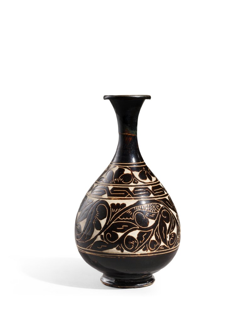 A Cizhou-type black-glazed sgraffiato 'fish' bottle vase, Jin dynasty | 金　磁州窰系黑釉剔牡丹魚紋玉壺春瓶 - 图1