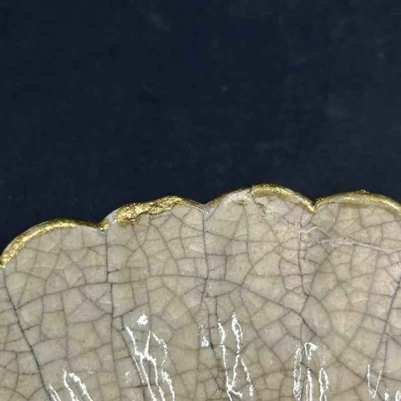 清早期 仿哥釉菊瓣盘一对 - 图13
