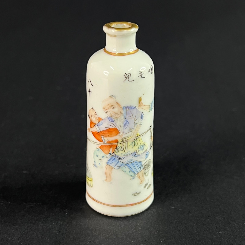 清 粉彩人物纹鼻烟壶 - 图2
