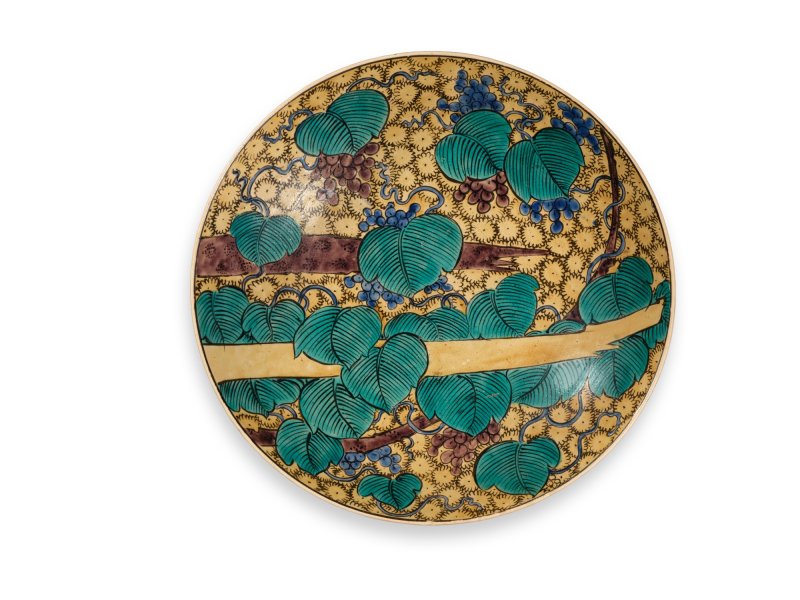 A porcelain dish, Fuku mark, Ko-Kutani type, Hizen, Yamabeda kiln, Edo period, circa 1640-50 | 色絵葡萄文大皿　肥前　古九谷様式　山辺田窯　江戸時代前期　1640～50年代 - 图1