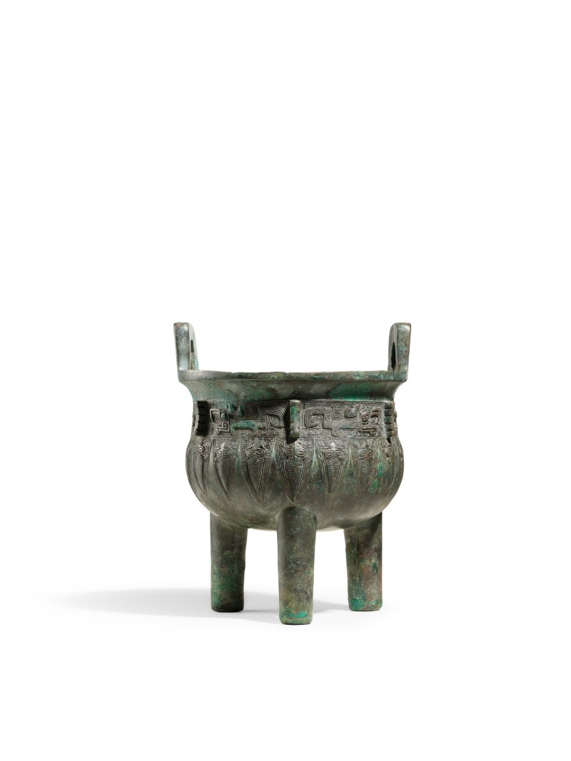 A small archaic ritual bronze food vessel, ding, Late Shang dynasty | 商末　青銅夔蟬紋小鼎 - 图1