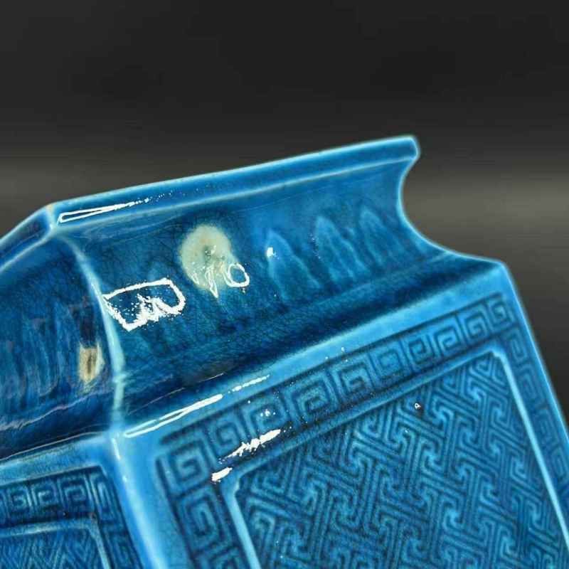 清 孔雀蓝釉模印八仙纹菱形瓶 - 图5