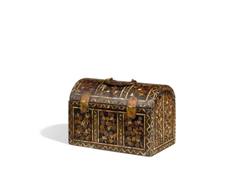 A Nanban-style lacquer domed casket, Momoyama period, late 16th – early 17th century | 草花蒔絵螺鈿洋櫃　桃山時代　16世紀後半～17世紀初頭 - 图2