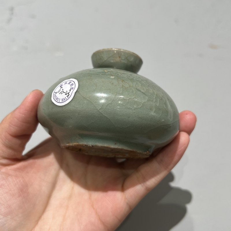明代 高丽翡色青釉暗刻花卉纹油壶 - 图4