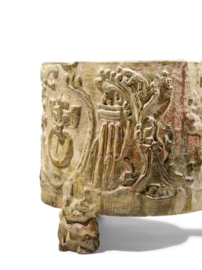 A large green-glazed tripod vessel, Han dynasty | 漢　綠釉神獸紋樽 - 图2