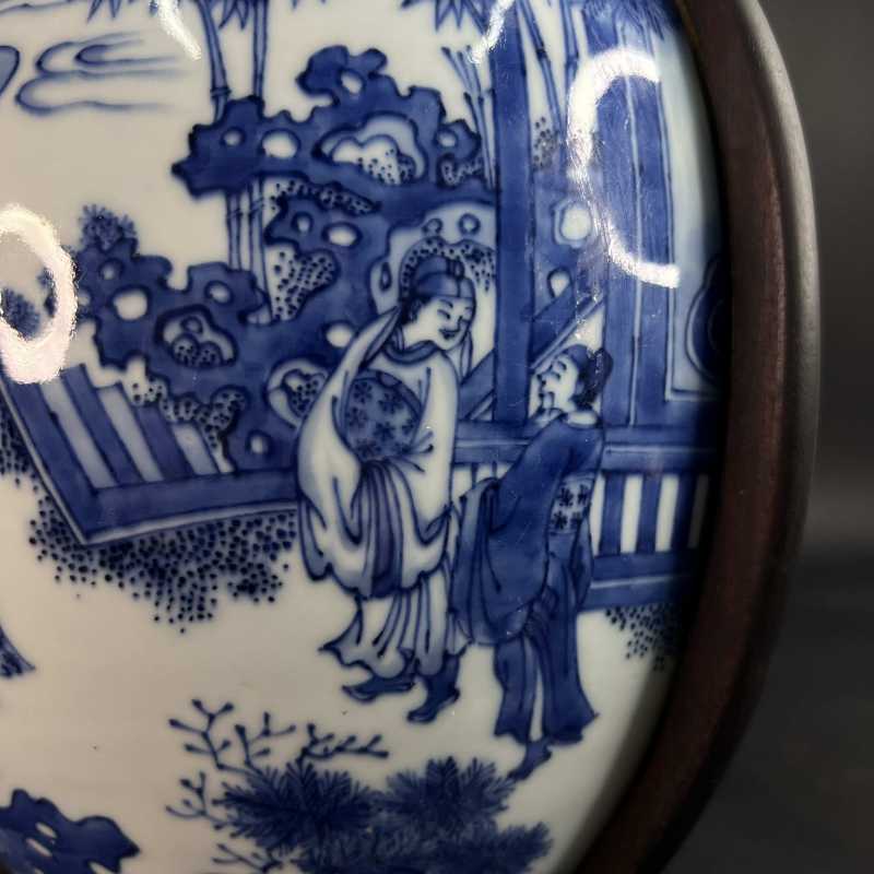 明崇祯 青花西厢记纹壁瓶 - 图6