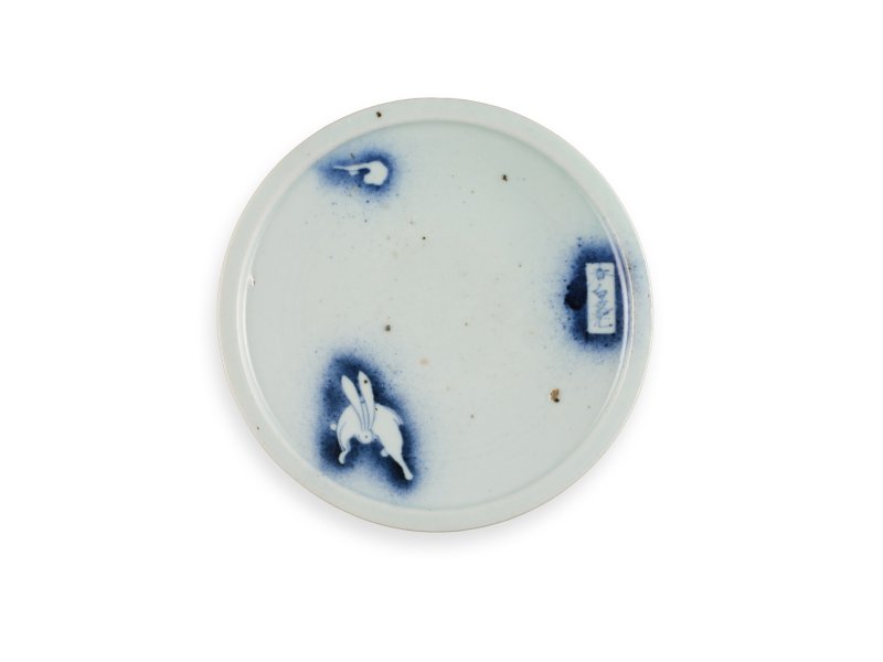 A set of five porcelain dishes, Shoki Imari ware, Hizen, Edo period, circa 1630-40 | 染付吹墨兎図皿　五枚　初期伊万里　肥前　江戸時代前期　1630-1640年代 - 图3