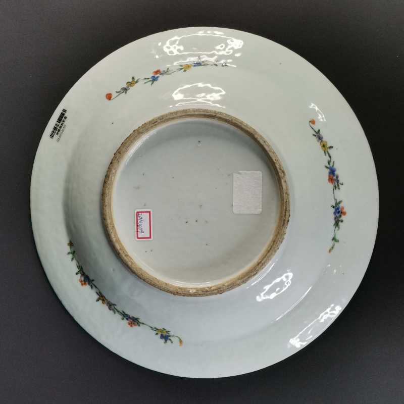 清 粉彩花蝶纹盘 - 图4