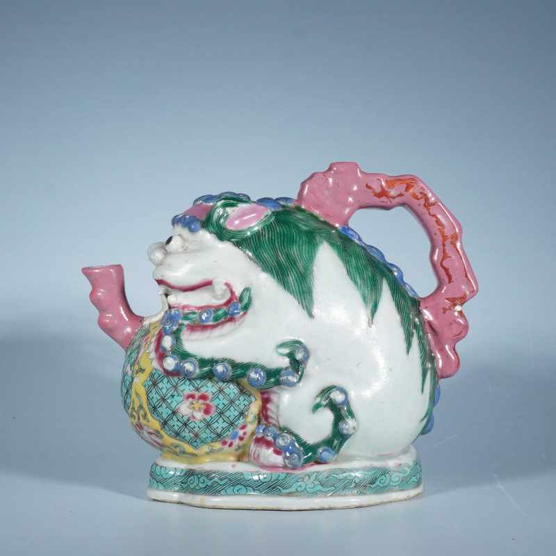 清雍正粉彩瑞兽执壶 - 图1