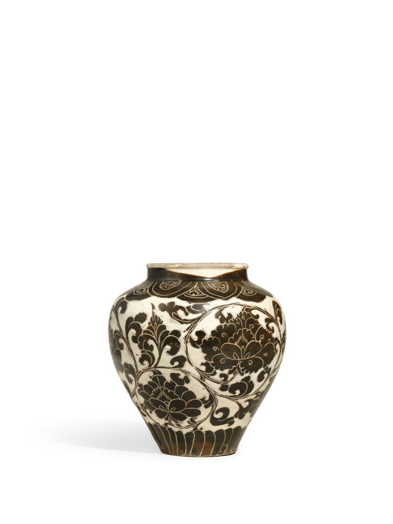 A rare Cizhou sgraffiato 'peony' jar, Northern Song dynasty | 北宋　磁州窰白地剔黑彩牡丹紋罐 - 图1
