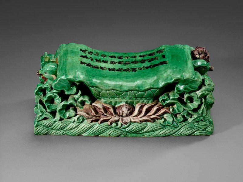 明 成化元年（1465年） 素三彩綠地蓮塘鴛鴦腳踏  刻文：成化元年孟秋吉日景德鎮東山程氏靜樂軒章靖公十一世孫節淳置為妻何氏足具用 - 图2