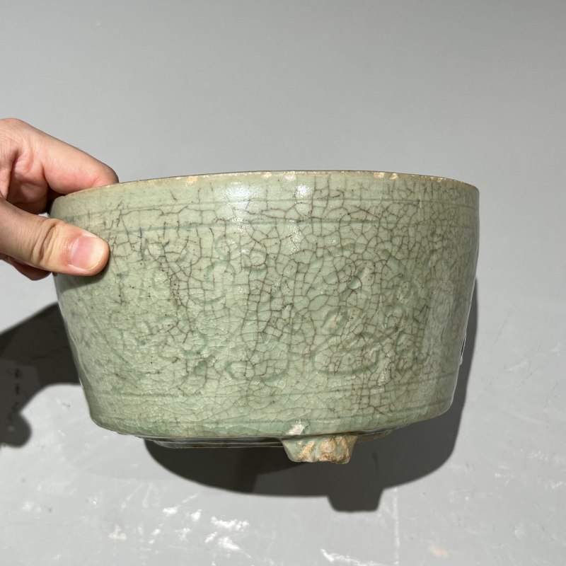 明代 龙泉窑青釉暗刻花卉纹三足炉 - 图11