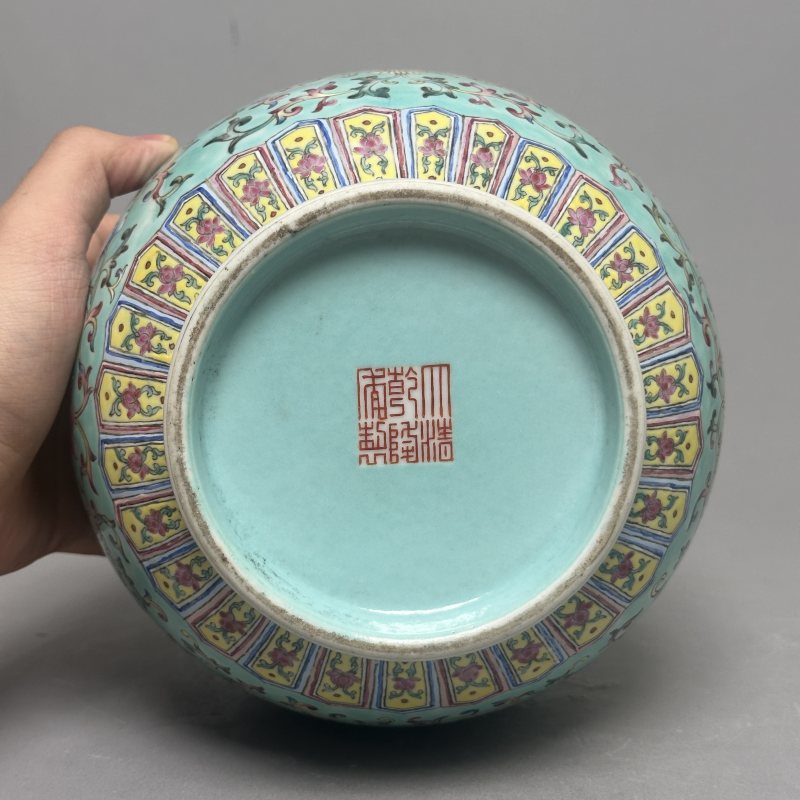 清晚期 绿地洋彩缠枝莲纹螭龙赏瓶一对 - 图12