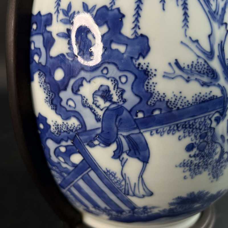 明崇祯 青花西厢记纹壁瓶 - 图8