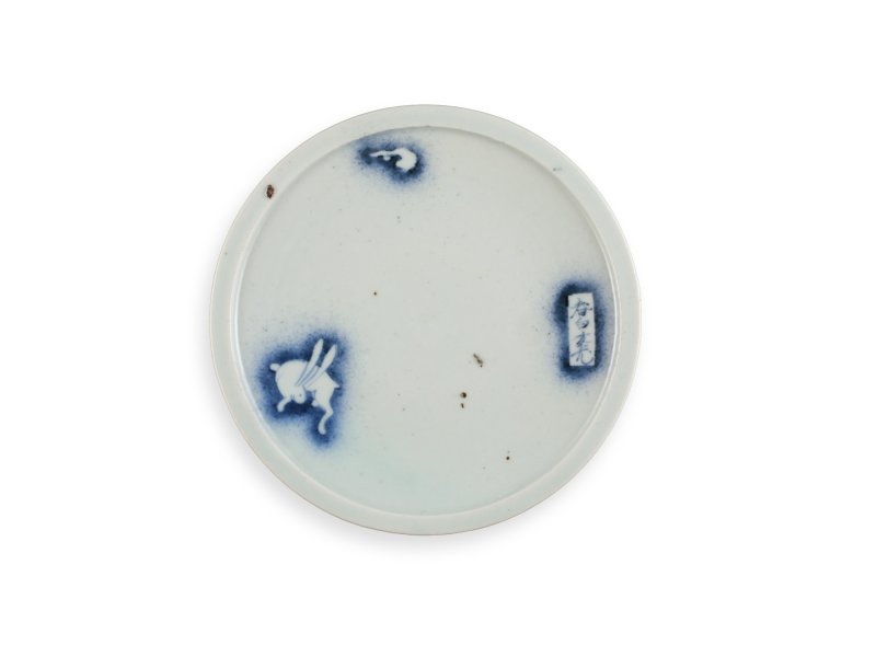 A set of five porcelain dishes, Shoki Imari ware, Hizen, Edo period, circa 1630-40 | 染付吹墨兎図皿　五枚　初期伊万里　肥前　江戸時代前期　1630-1640年代 - 图4
