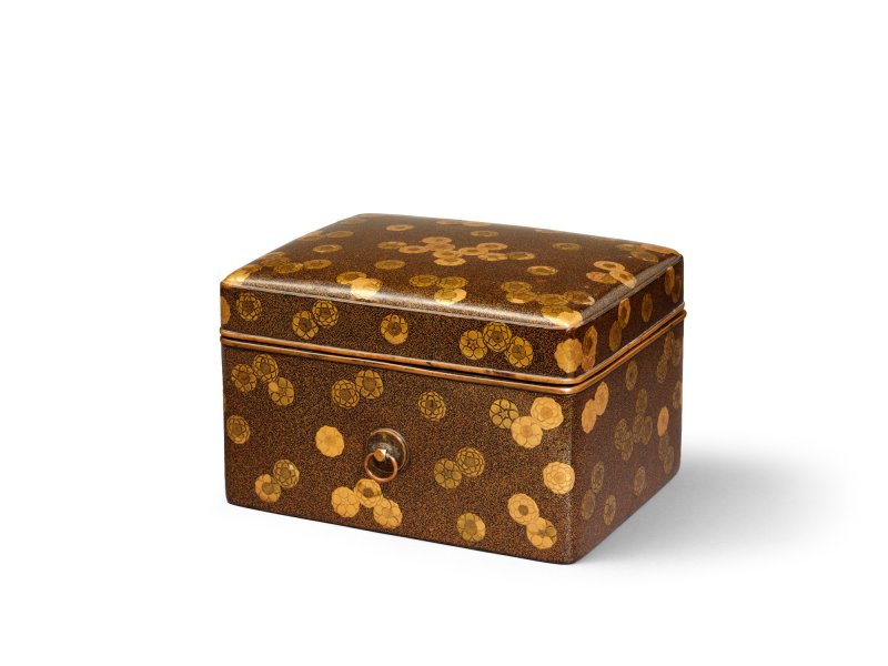 A lacquer tebako [box for personal accessories], Muromachi period, 16th century | 梅花散蒔絵手箱　室町時代　16世紀 - 图1