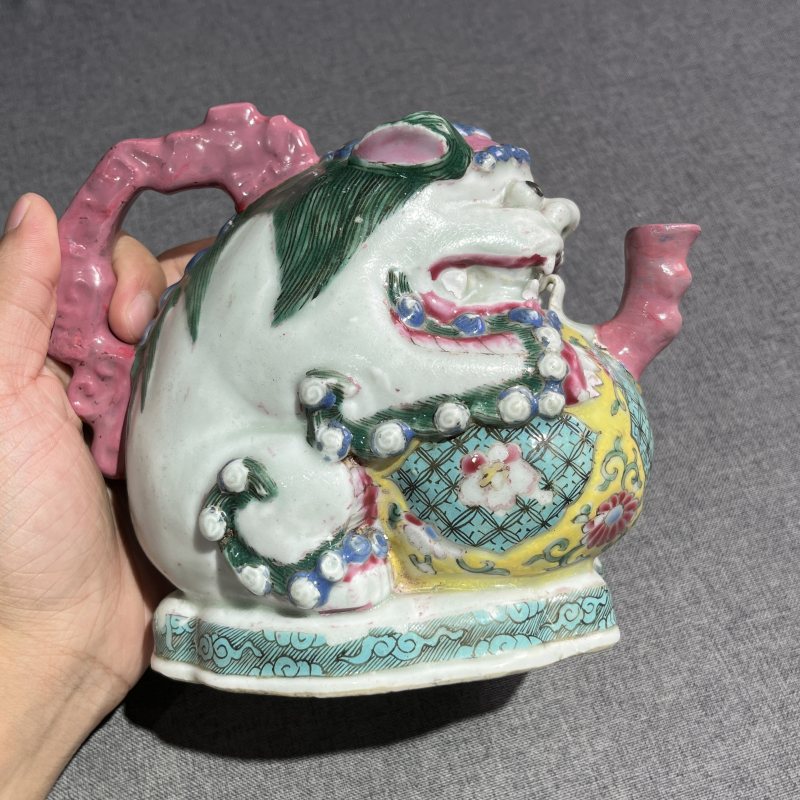 清雍正粉彩瑞兽执壶 - 图4