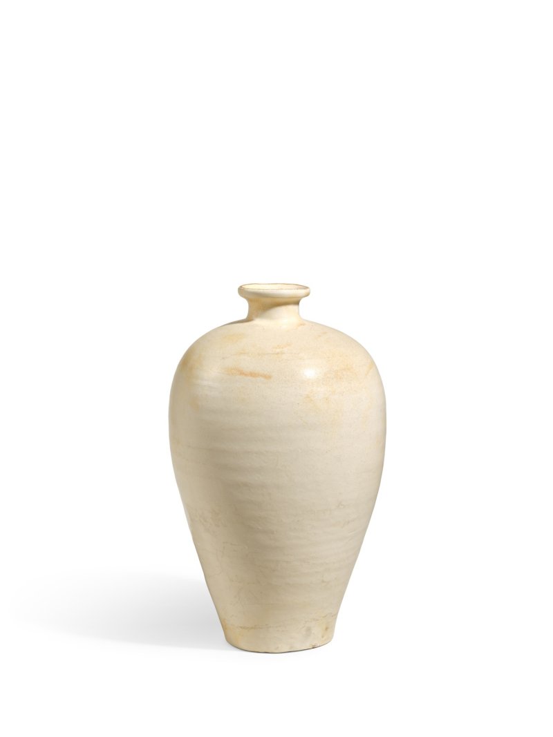 A Cizhou white-glazed vase, meiping, Northern Song dynasty | 北宋　磁州白釉梅瓶 - 图1