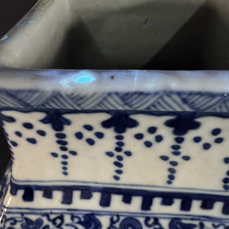 清中期 青花夔龙捧寿纹方瓶 - 图6