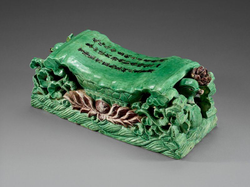 明 成化元年（1465年） 素三彩綠地蓮塘鴛鴦腳踏  刻文：成化元年孟秋吉日景德鎮東山程氏靜樂軒章靖公十一世孫節淳置為妻何氏足具用 - 图4