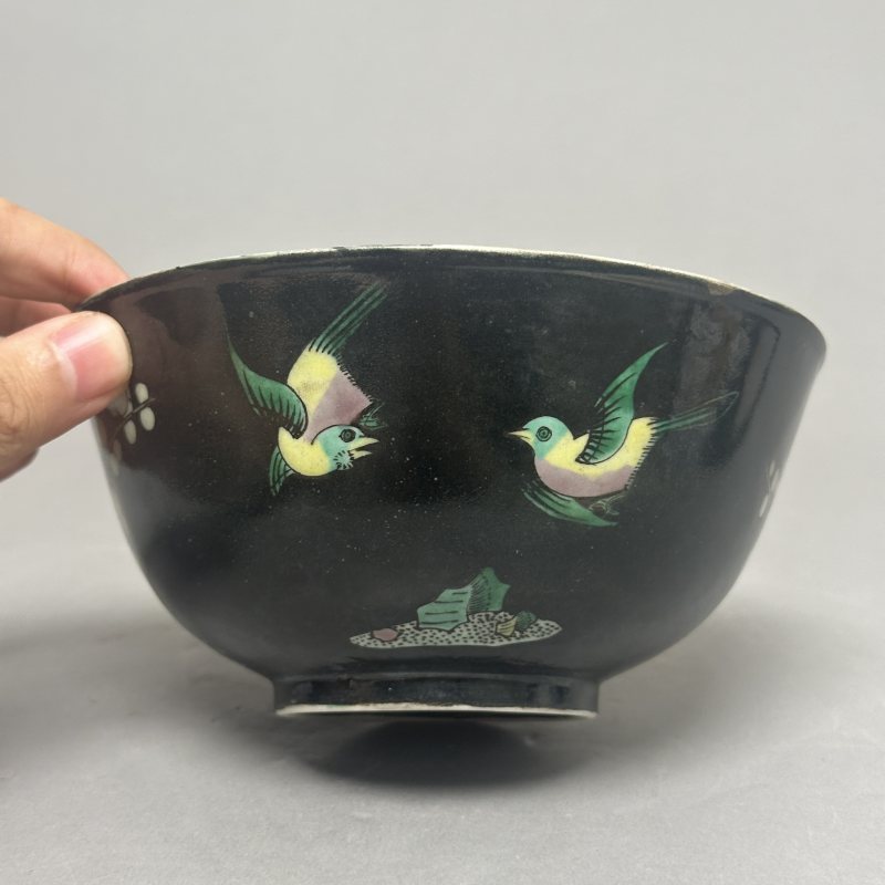 清晚期 墨地素三彩花卉纹碗 - 图4