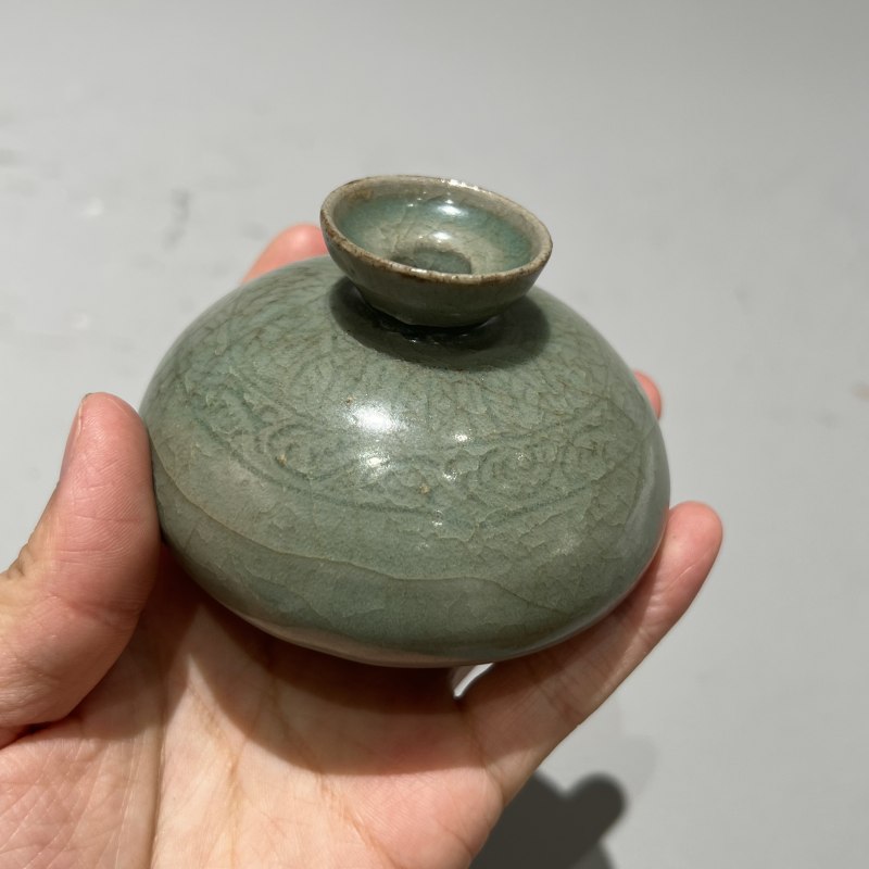 明代 高丽翡色青釉暗刻花卉纹油壶 - 图9