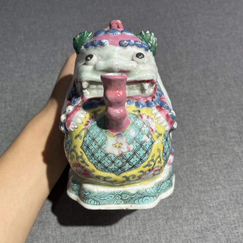 清雍正粉彩瑞兽执壶 - 图5