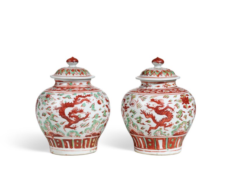 A pair of wucai 'dragon' jars and covers, Marks and period of Jiajing | 明嘉靖　五彩龍紋蓋罐一對　《嘉靖年造》款 - 图1