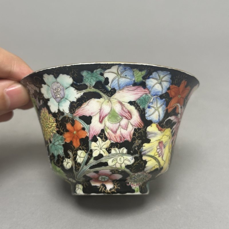 清光绪 墨地粉彩花卉纹杯 - 图3