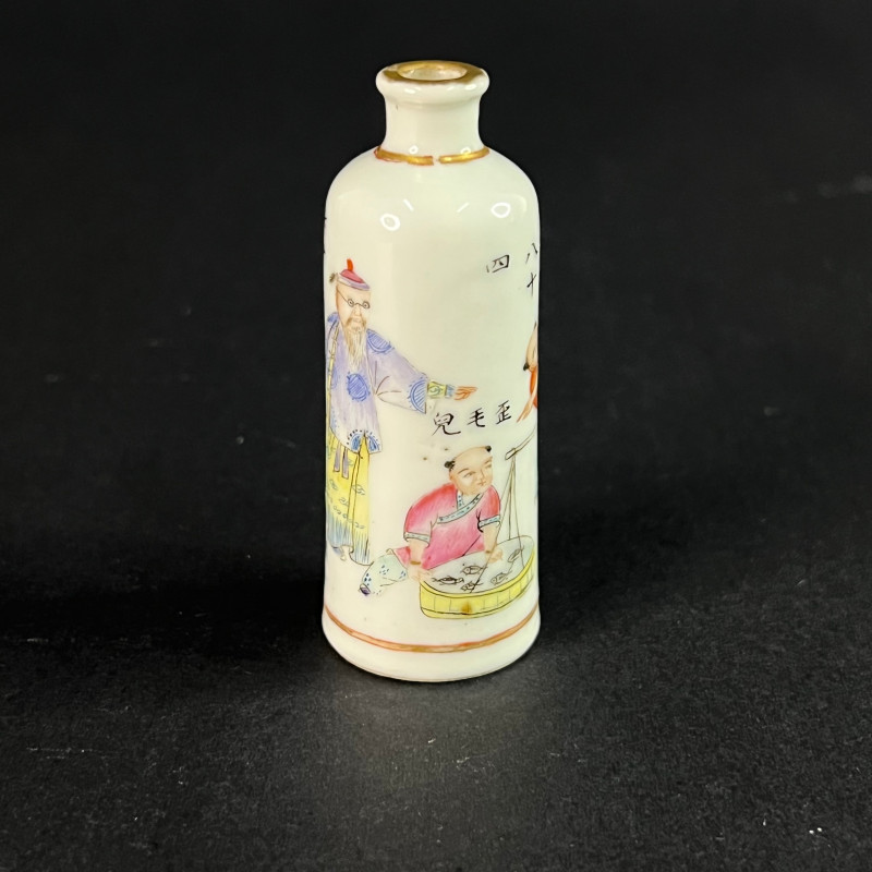 清 粉彩人物纹鼻烟壶 - 图5