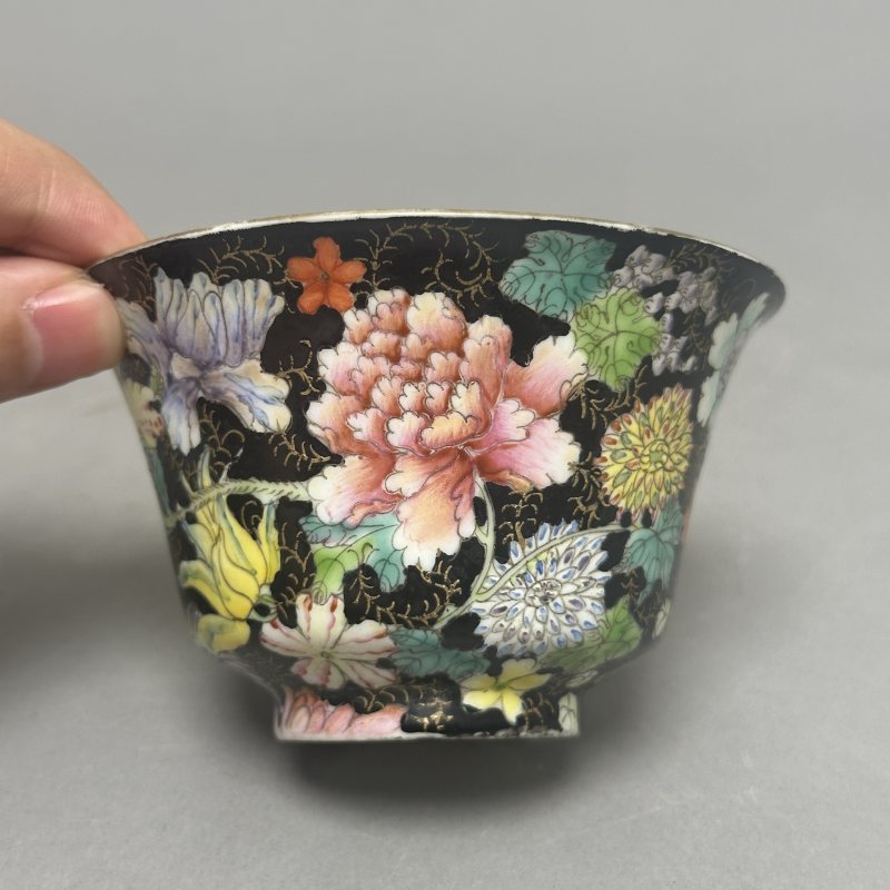 清光绪 墨地粉彩花卉纹杯 - 图4