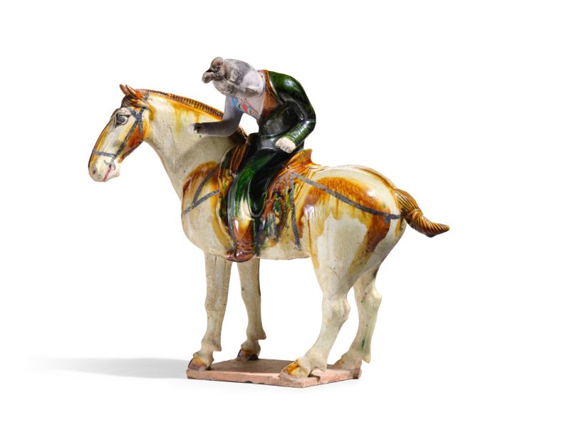 A sancai figure of a female polo player, Tang dynasty | 唐　三彩馬球仕女俑 - 图1