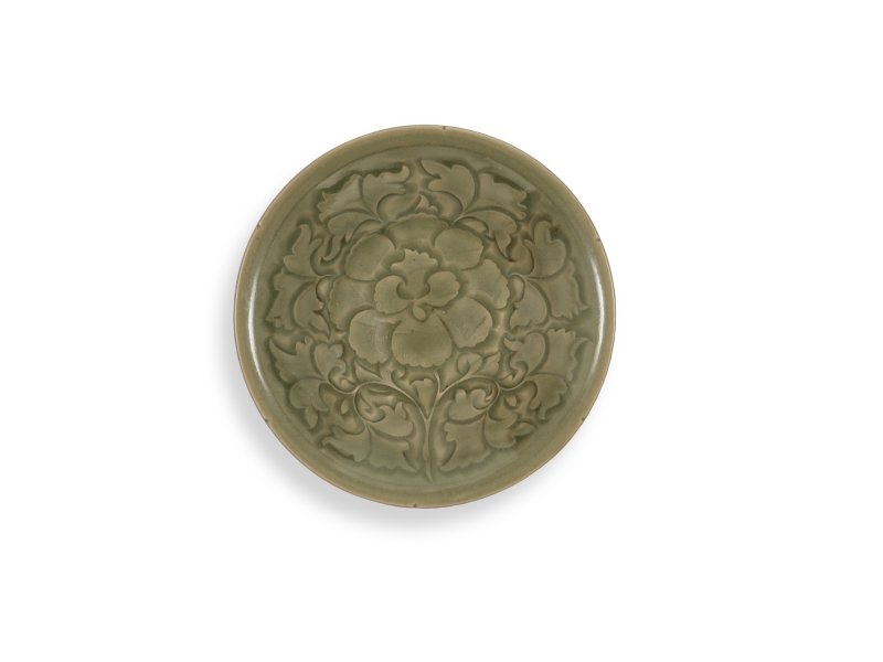 A carved Yaozhou celadon 'peony' lobed bowl, Northern Song dynasty | 北宋　耀州青釉刻牡丹紋葵口盌 - 图1