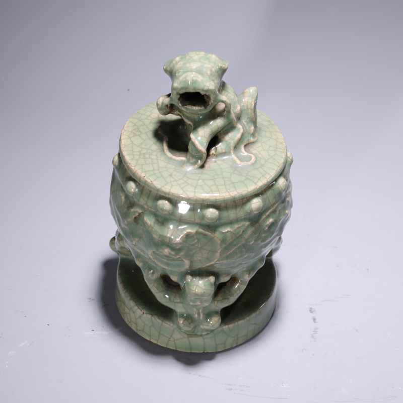 明代 青釉狮子香薰 - 图2