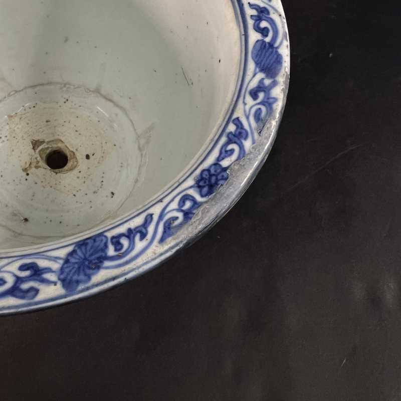 明万历 青花开窗洞石花卉纹花盆 - 图5