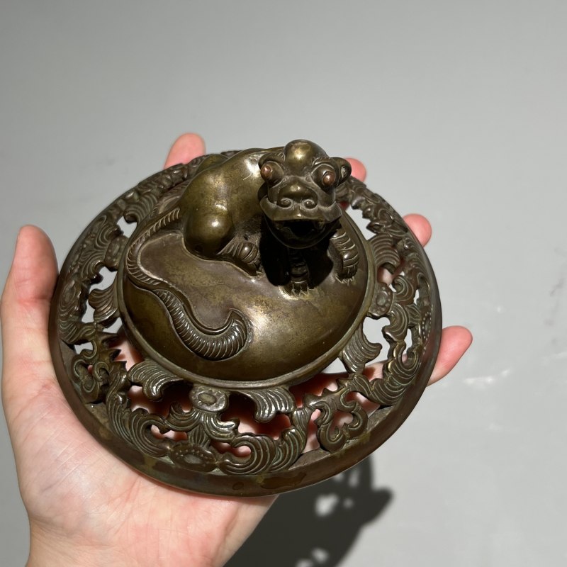 清代 铜狻猊衔云如意耳三足熏炉 - 图8