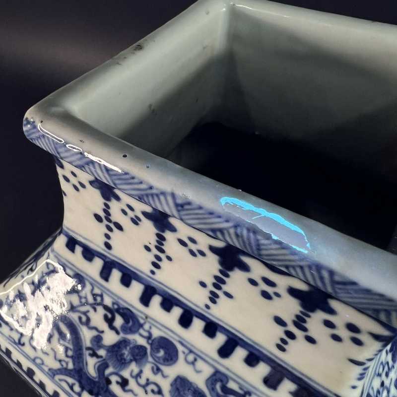 清中期 青花夔龙捧寿纹方瓶 - 图9
