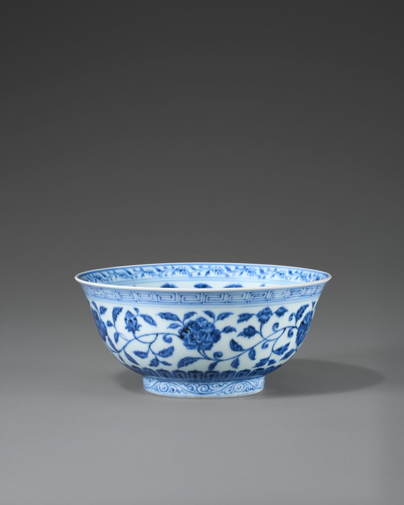 明宣德 青花纏枝蓮紋盌 雙圈六字楷書款  XUANDE SIX-CHARACTER MARK IN UNDERGLAZE BLUE WITHIN A DOUBLE CIRCLE AND OF THE PERIOD (1426-1435) - 图1