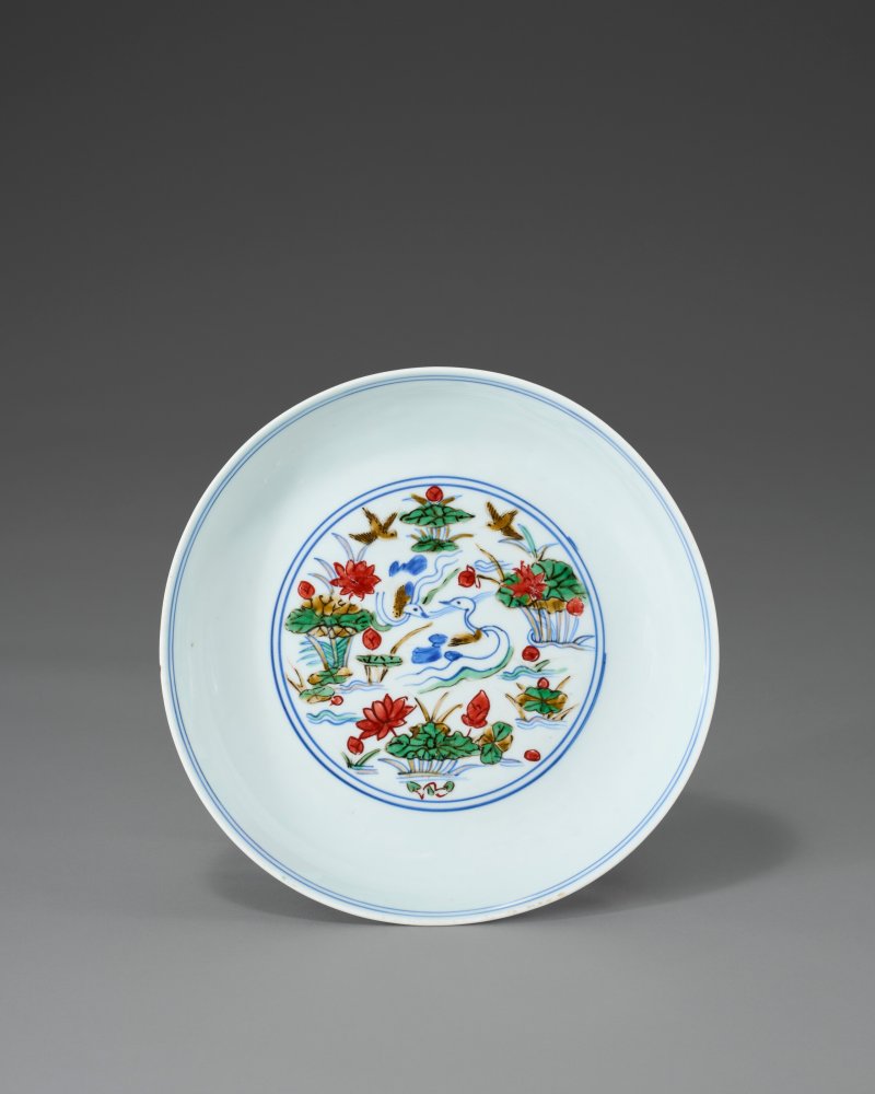 明嘉靖 五彩寶鴨穿蓮紋盤 六字楷書款  JIAJING SIX-CHARACTER MARK IN UNDERGLAZE BLUE AND OF THE PERIOD (1522-1566) - 图1