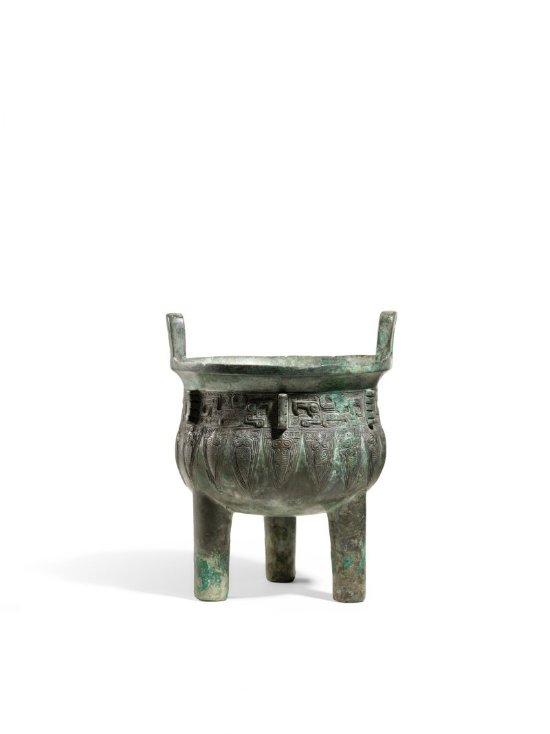 A small archaic ritual bronze food vessel, ding, Late Shang dynasty | 商末　青銅夔蟬紋小鼎 - 图2