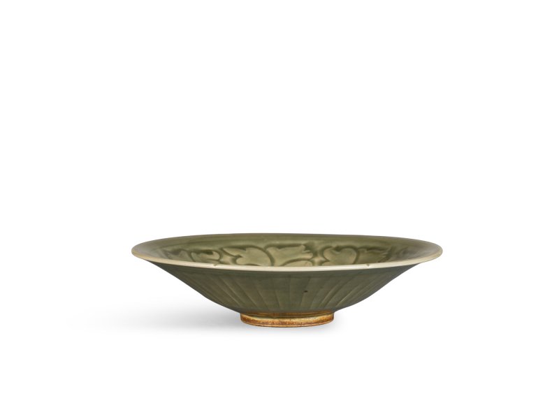 A carved Yaozhou celadon 'peony' lobed bowl, Northern Song dynasty | 北宋　耀州青釉刻牡丹紋葵口盌 - 图2