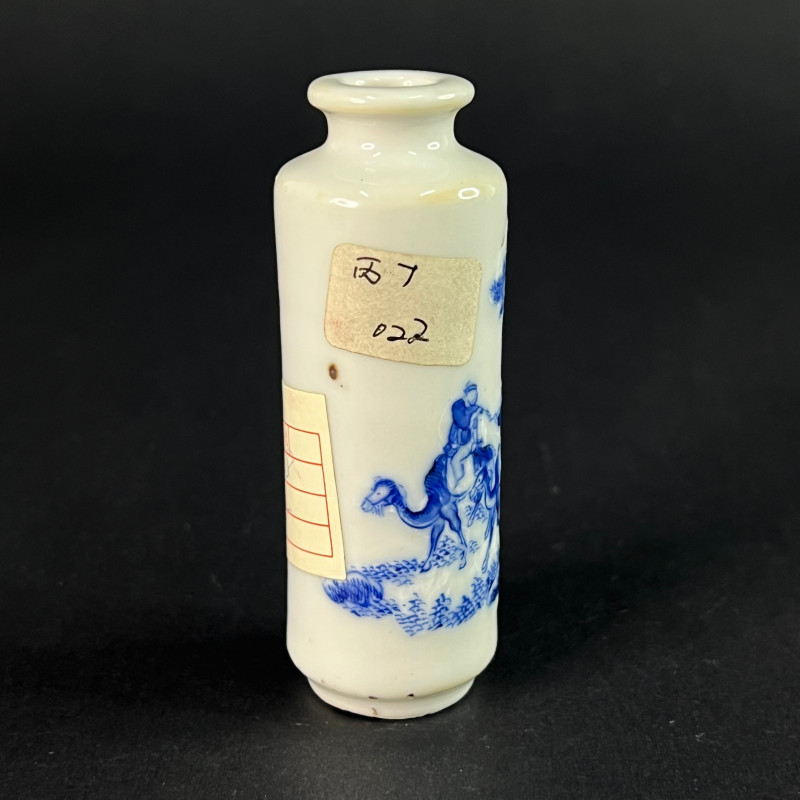 清 青花加白人物纹鼻烟壶 - 图3