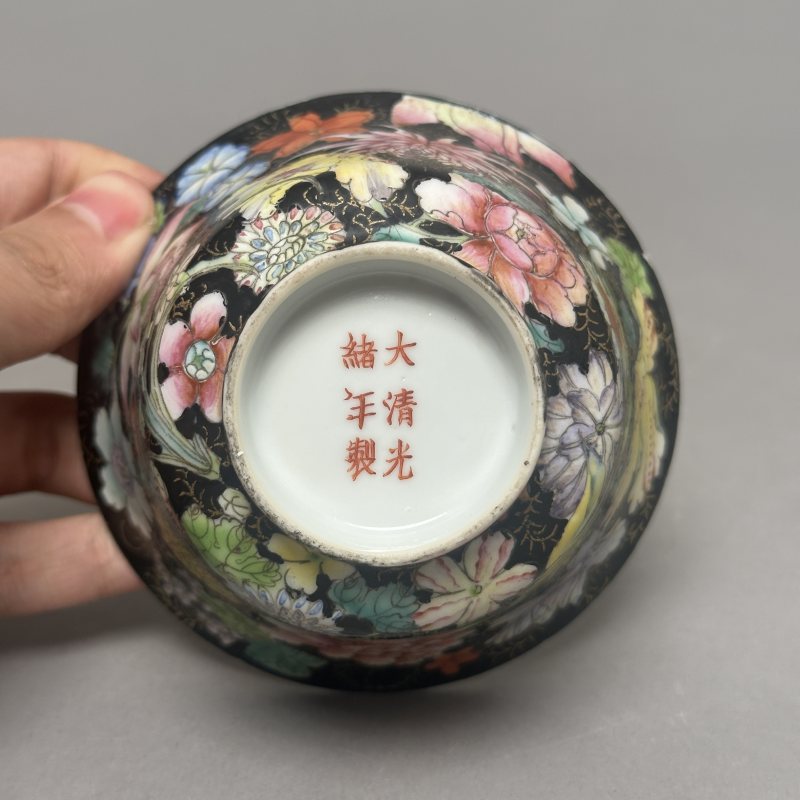清光绪 墨地粉彩花卉纹杯 - 图6