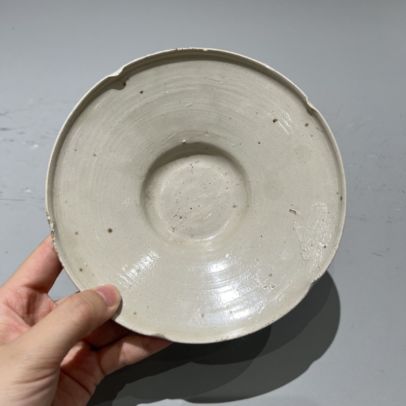 明代 白釉花口盘 - 图5